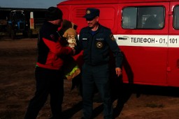 Вручение пожарного обмундирования добровольным пожарным Комсомольского района