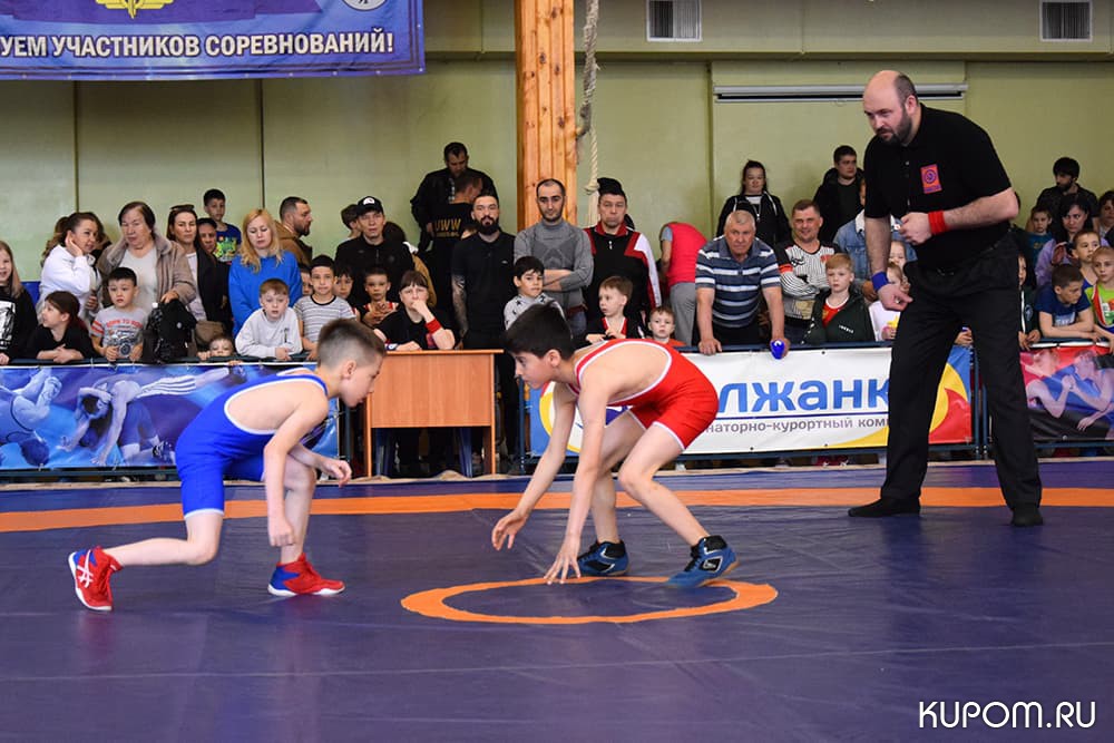 На борцовском ковре в Чебоксарах встретились порядка 150 участников открытого регионального турнира «Детство»