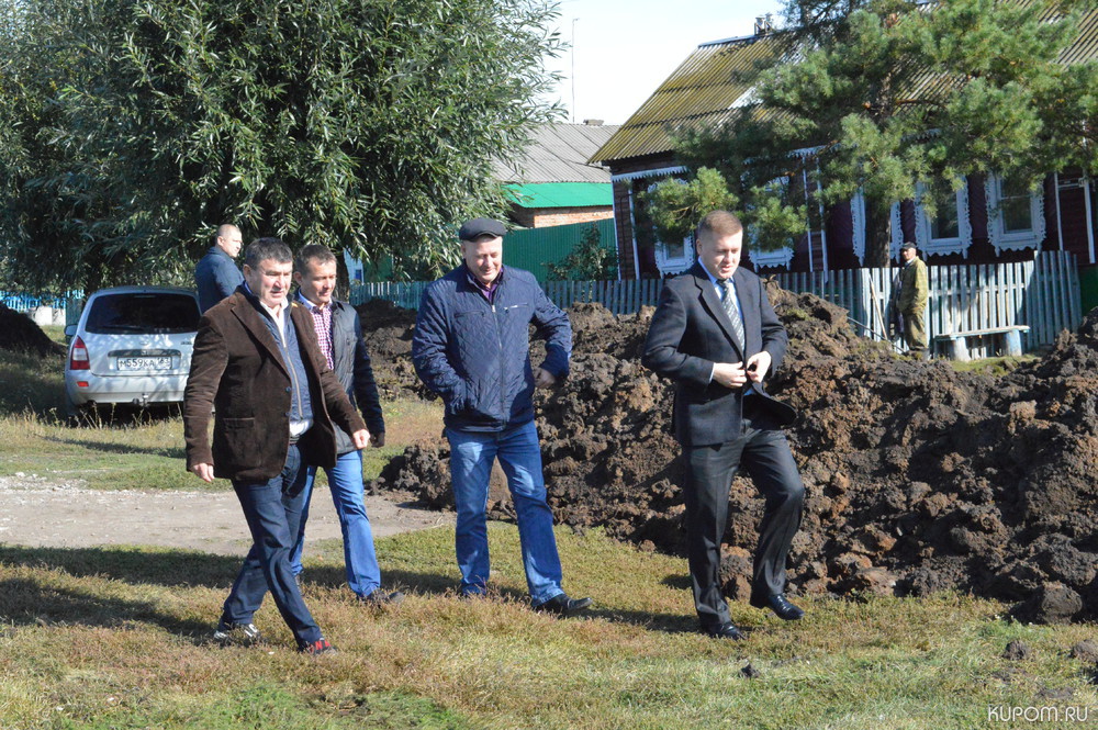 Глава администрации района Владимир Михайлов ознакомился с ходом строительства водопроводной сети в селе Можарки