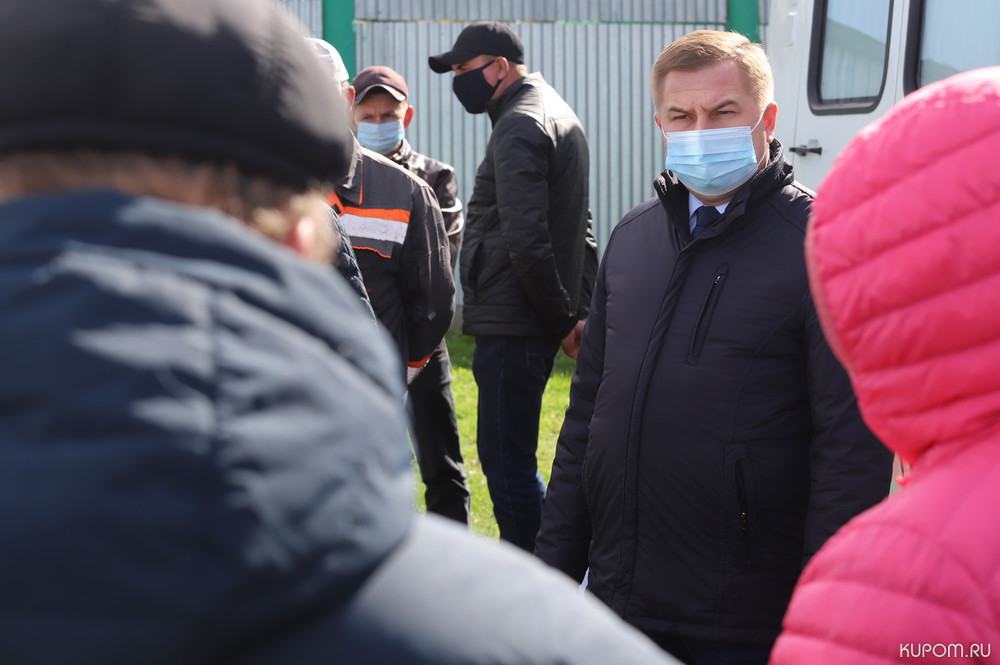 Министр здравоохранения Чувашии Владимир Степанов ознакомился с работой передвижных пунктов вакцинации в Цивильском районе и встретился с активистами муниципали