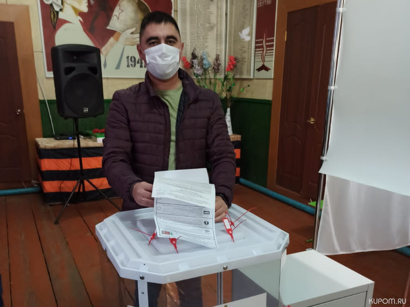 Молодой врач Батыревской ЦРБ проголосовал и ознакомился с соблюдением антиковидных мер на выборах