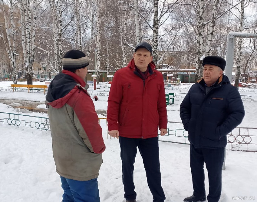 В аварийных ситуациях на сетях холодного водоснабжения разбирался глава администрации города Шумерля Валерий Шигашев