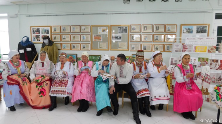 В Районном Доме культуры прошла выставка работ, приуроченная ко Дню чувашской вышивки