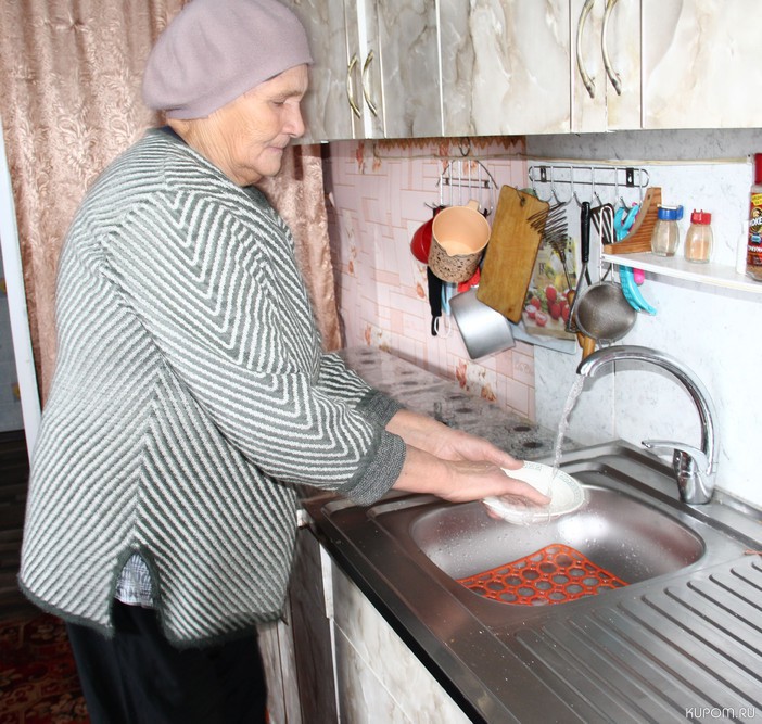 В дома жителей деревни Малые Атмени начала поступать питьевая вода