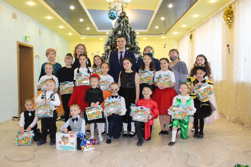 Министр образования и молодежной политики посетил Шумерлинский детский дом в рамках акции "Ёлка Желаний"