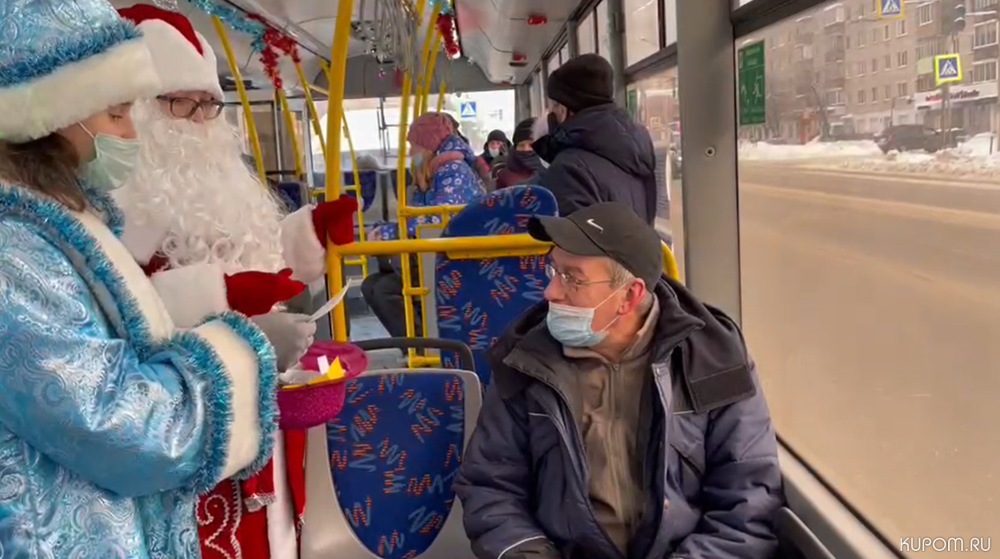Новочебоксарцы проехались на праздничном троллейбусе с Дедом Морозом и Снегурочкой
