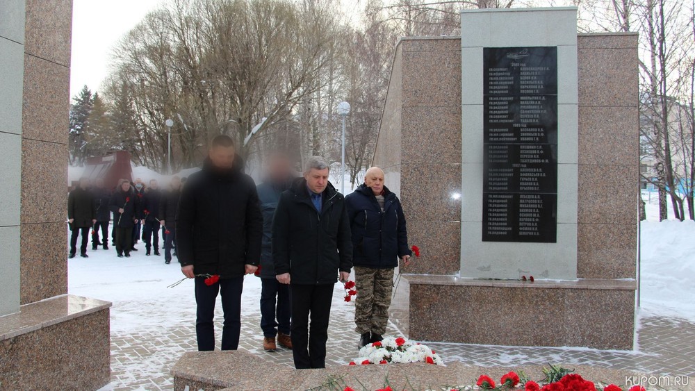 В Чебоксарах сотрудники и ветераны ФСБ возложили цветы к памятнику воинам-интернационалистам