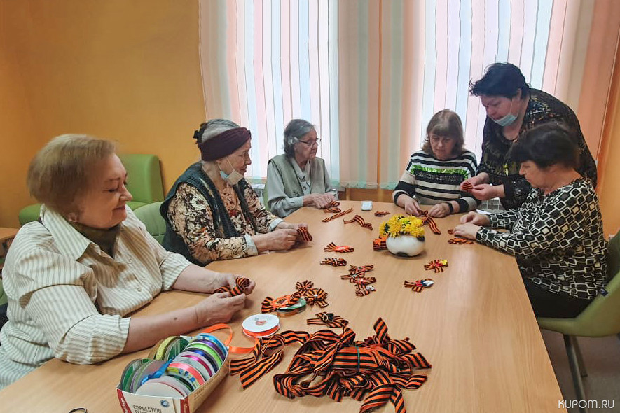 Чебоксарские пенсионеры к 9 мая начали готовить тематические канзаши