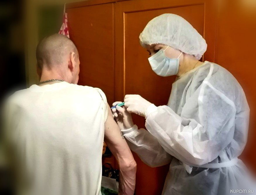 Жителям Чувашии продолжают делать прививки от COVID-19 на дому